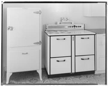 H2.3 - Home Kitchen - Electric Range in home of Mrs. Howard