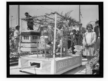 Dolls Tea Party float in the Ocean Park Baby Parade