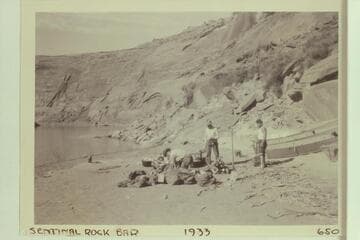 Boats and crew of the RB-MV Expedition on Sentinel Rock Bar. Photo 650