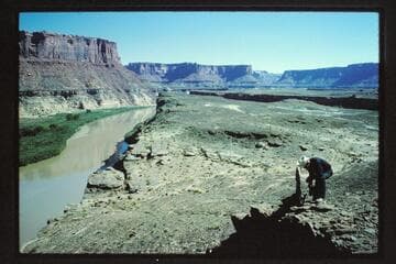 Art Ekker examines monument above Horsethief Canyon