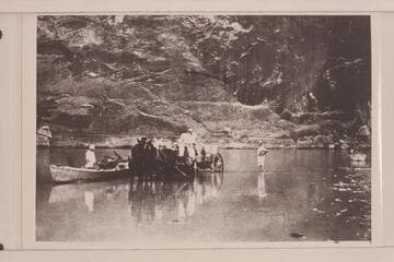 Loading boats, Halls Crossing