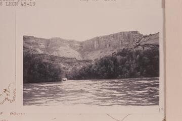 Cave in Horsethief Point area in Labyrinth Canyon