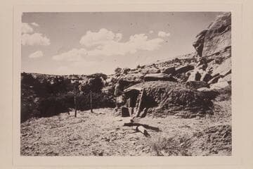 Hogan of the Lehi family in Bald Rock Creek near Cha Butte