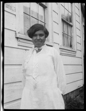Portrait of an unidentified Native American young woman