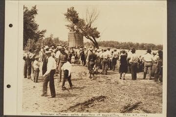 Green River citizens watch departure of expedition, June 27, 1927