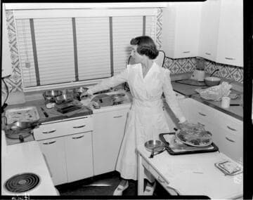 Electric cooking demonstration for an audience of mostly women