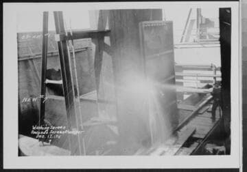 Washing screen with high pressure hose in Redondo screen chamber