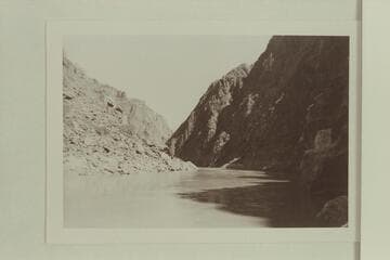 Upriver from rockslide just east of Cottonwood Canyon. Note sandbar